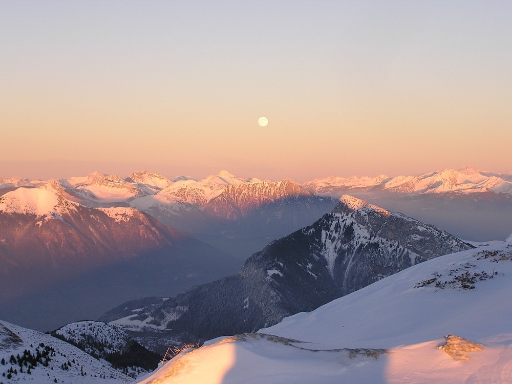 Lune au dessus du Chablais