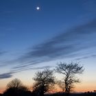 Lune et Pléiades au coucher