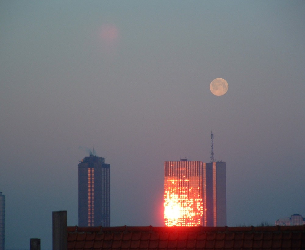 Lune et soleil du matin - maan en zon in de ochtend