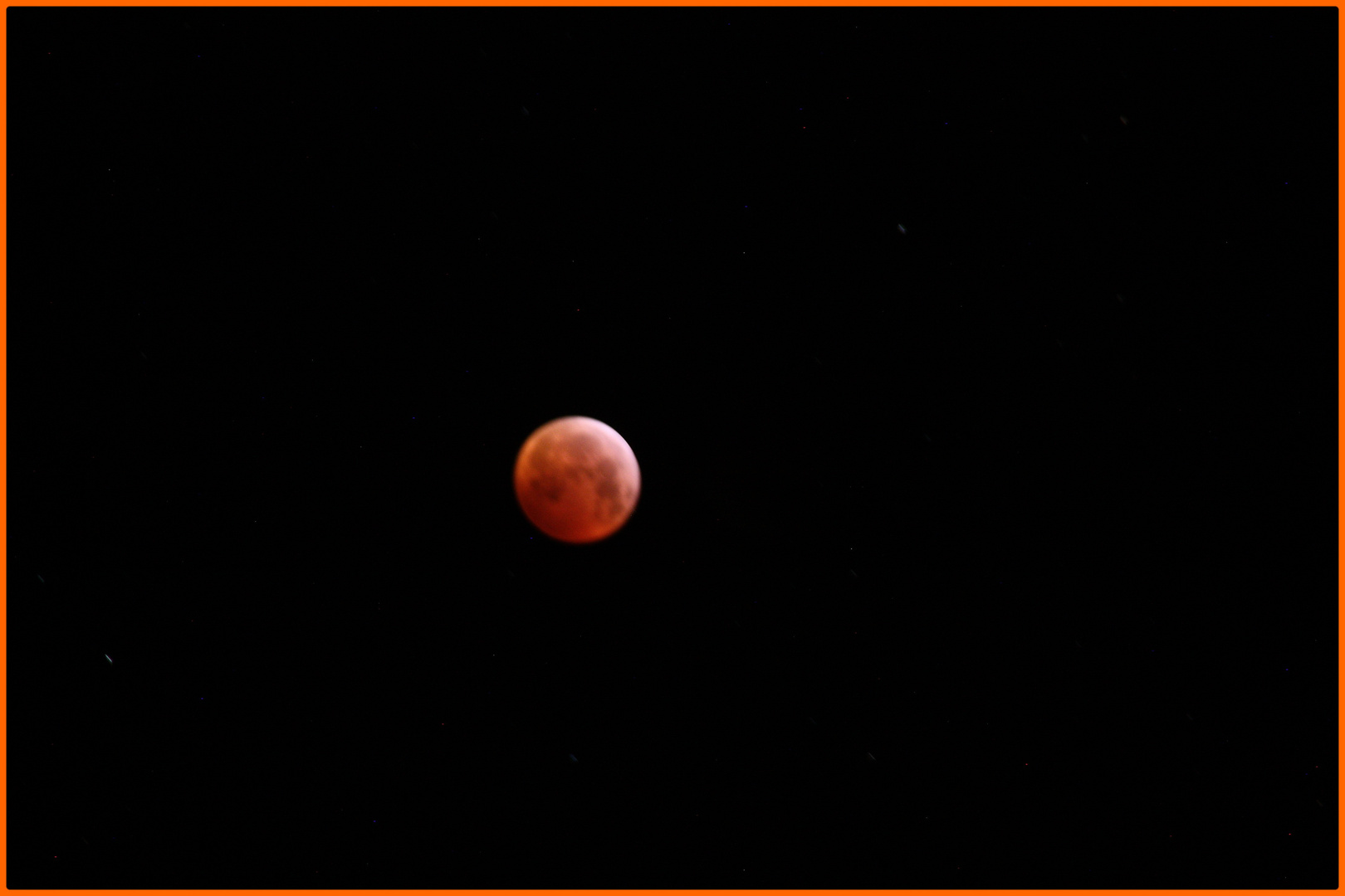 ..Lune rouge...Cette nuit vers 6h du matin...