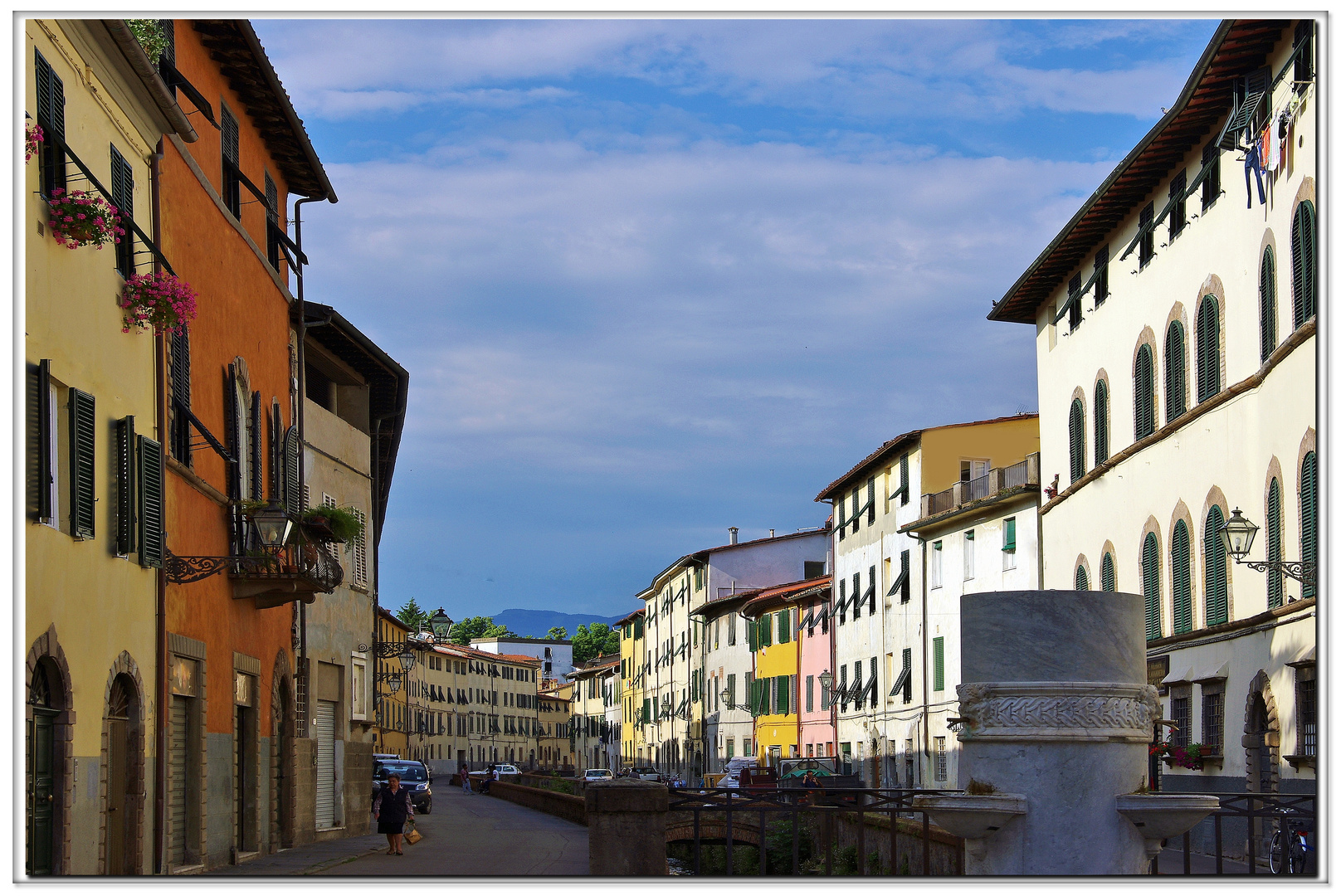 lungo il canale di lucca intra muros....