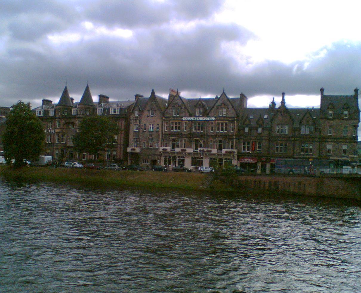 Lungo il fiume a Inverness, Scozia