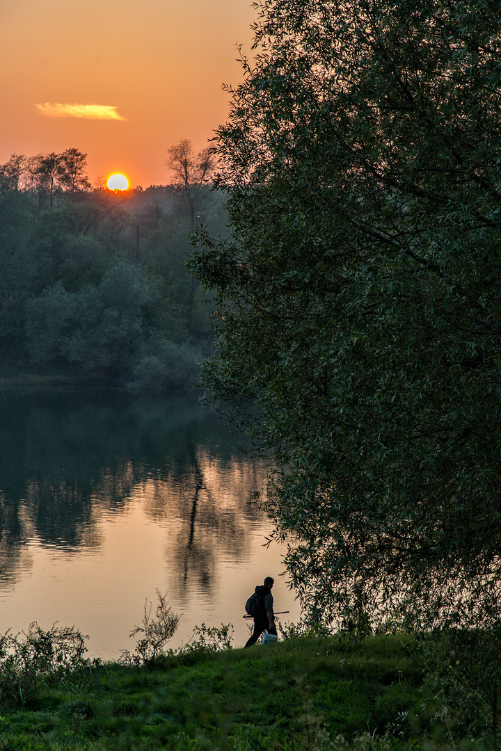 lungo il fiume, il pescatore