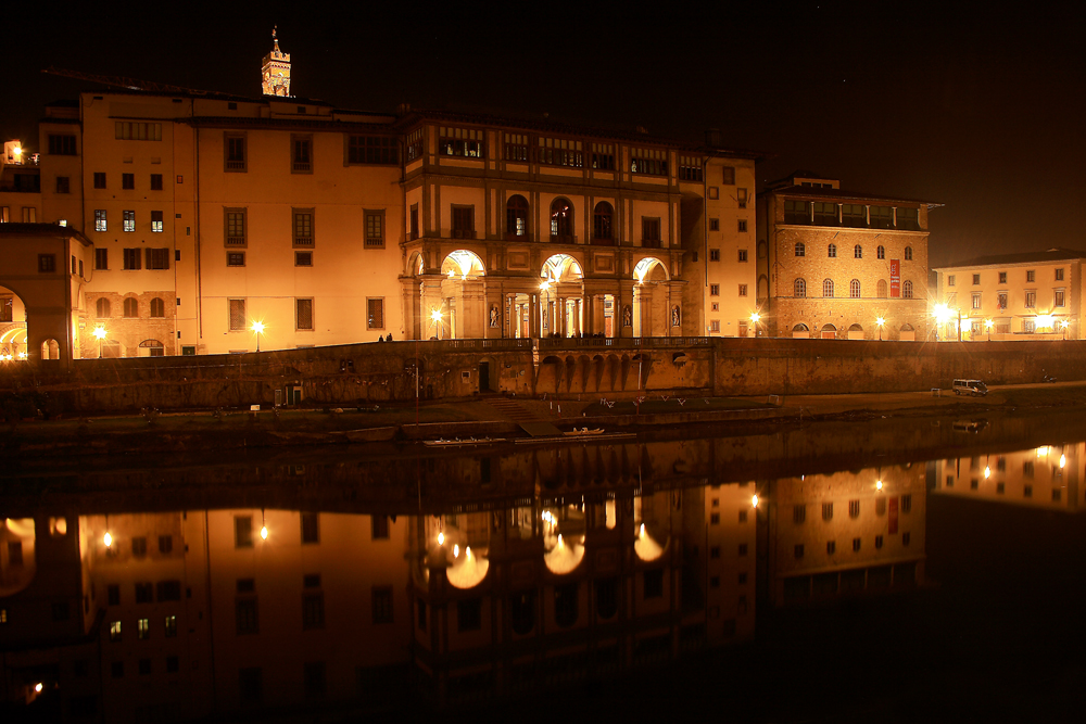 Lungo l'Arno di notte