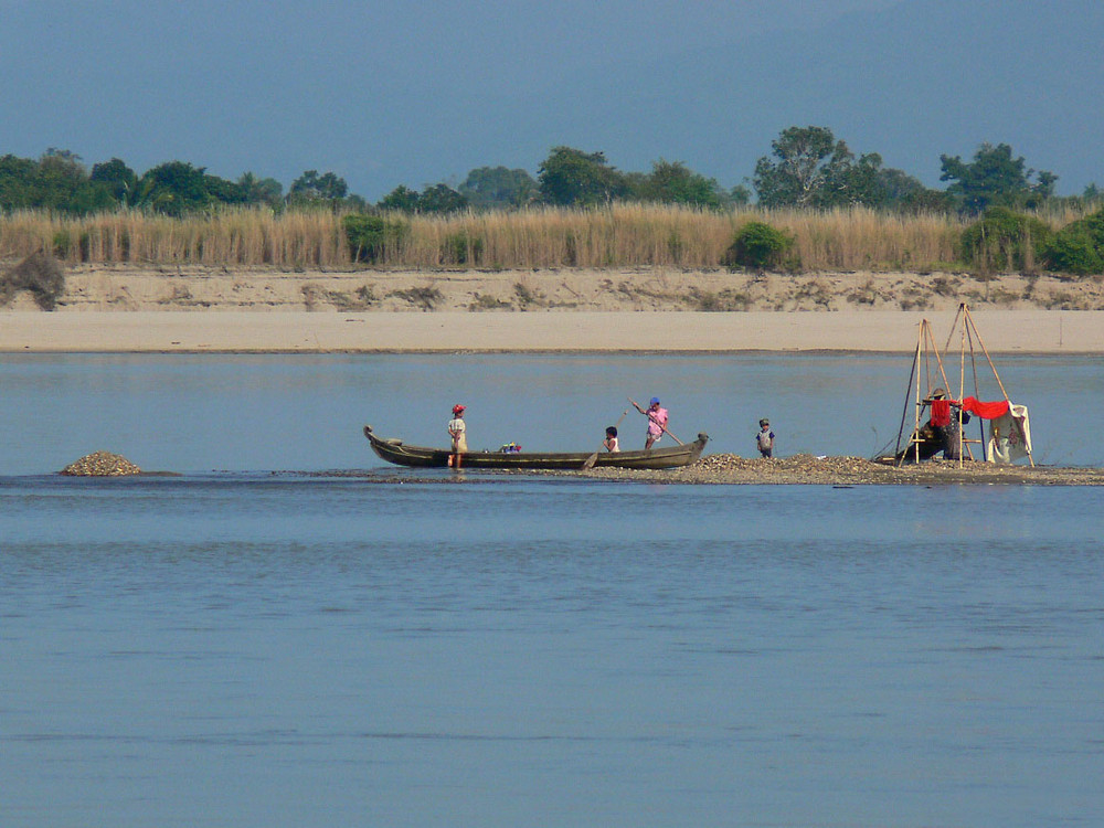 lungo l'ayeyarwaddy