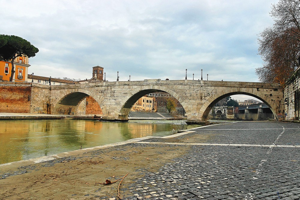 lungo le sponde del tevere