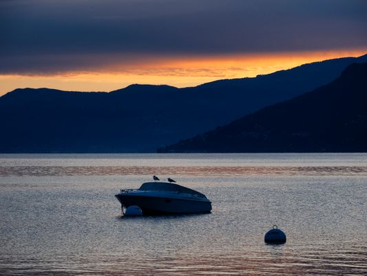 Lungolago al tramonto