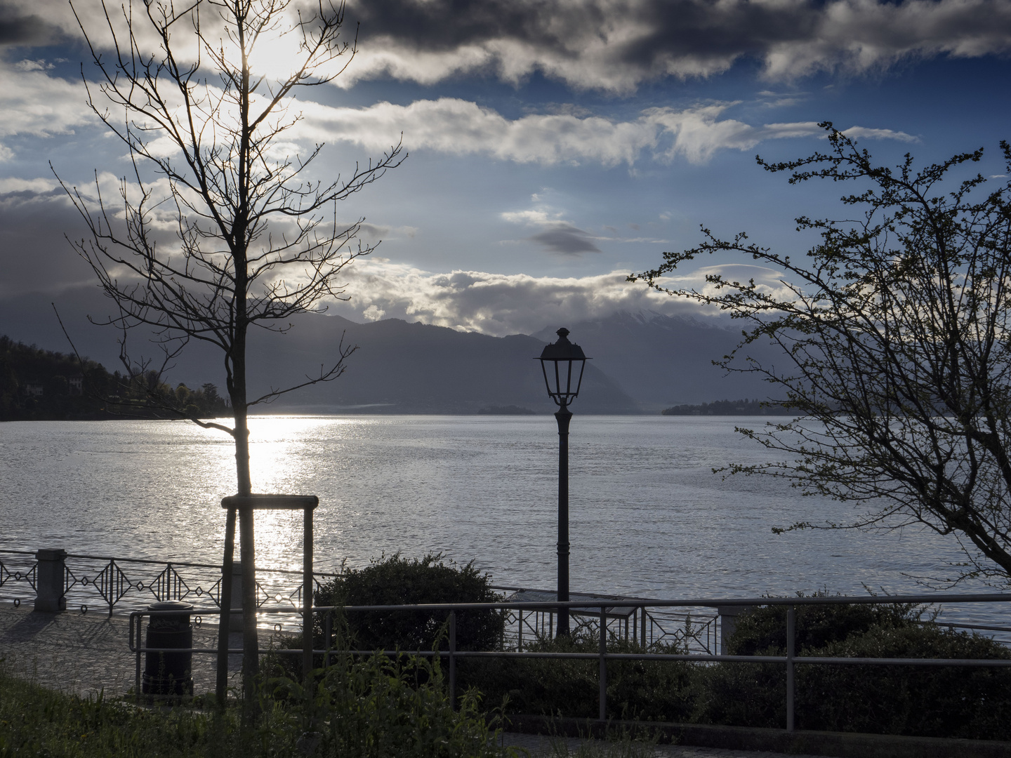 Lungolago in controluce