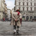 L'uomo che cammina con gli occhiali in mano 