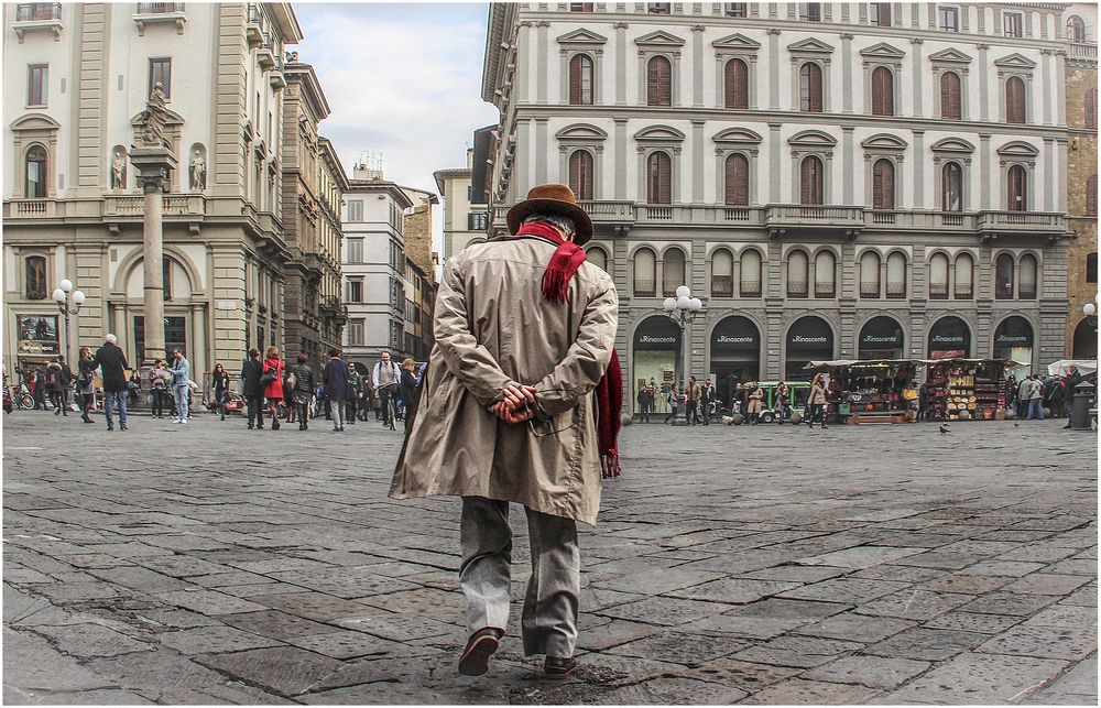 L'uomo che cammina con gli occhiali in mano 