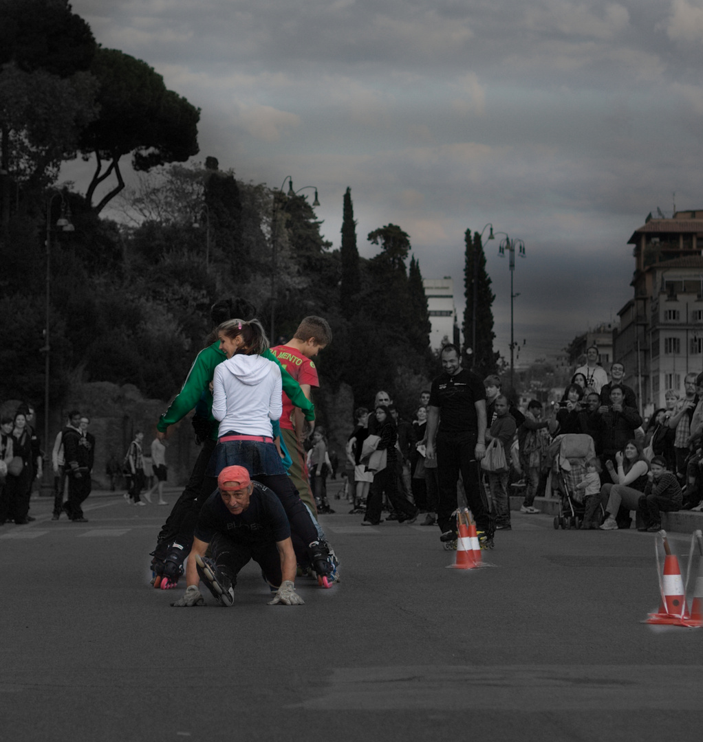 L'uomo che fa la spaccata con i pattini