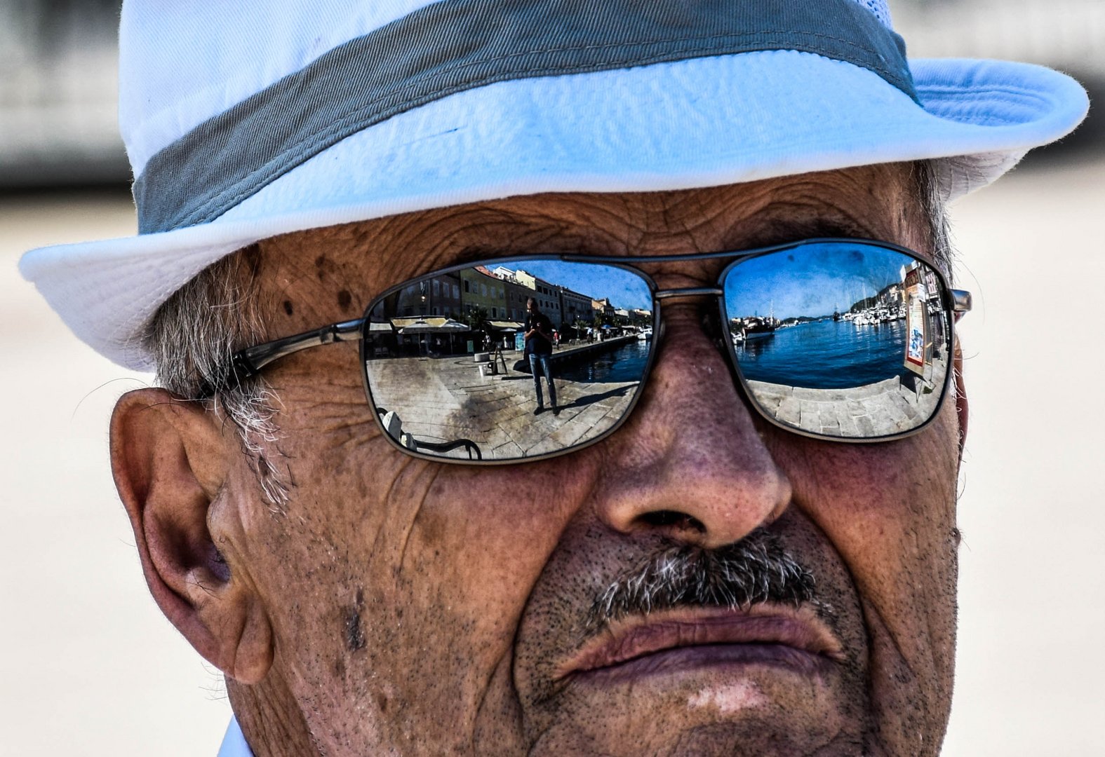 L'uomo che guarda il mare