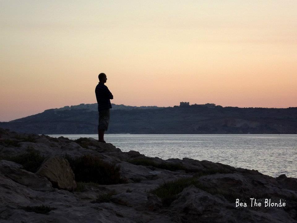 L'uomo che osserva il tramonto