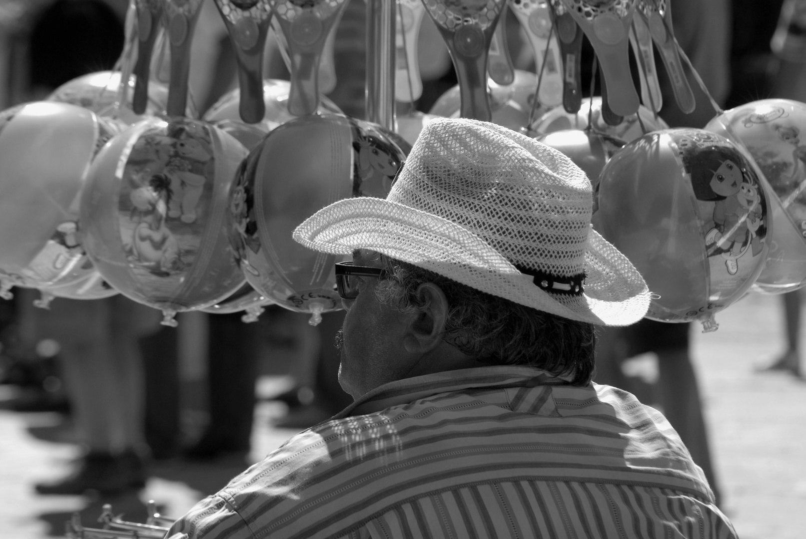 L'uomo dei palloncini (B/N)