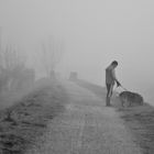 l'uomo e il suo cane...in un giorno di nebbia