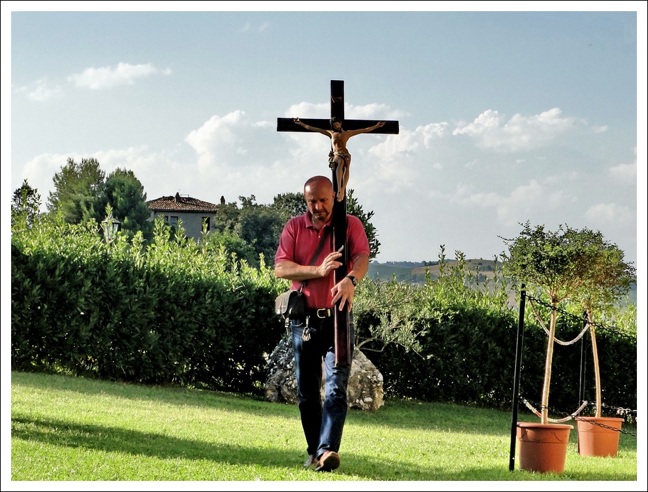 L'UOMO E LA SUA CROCE