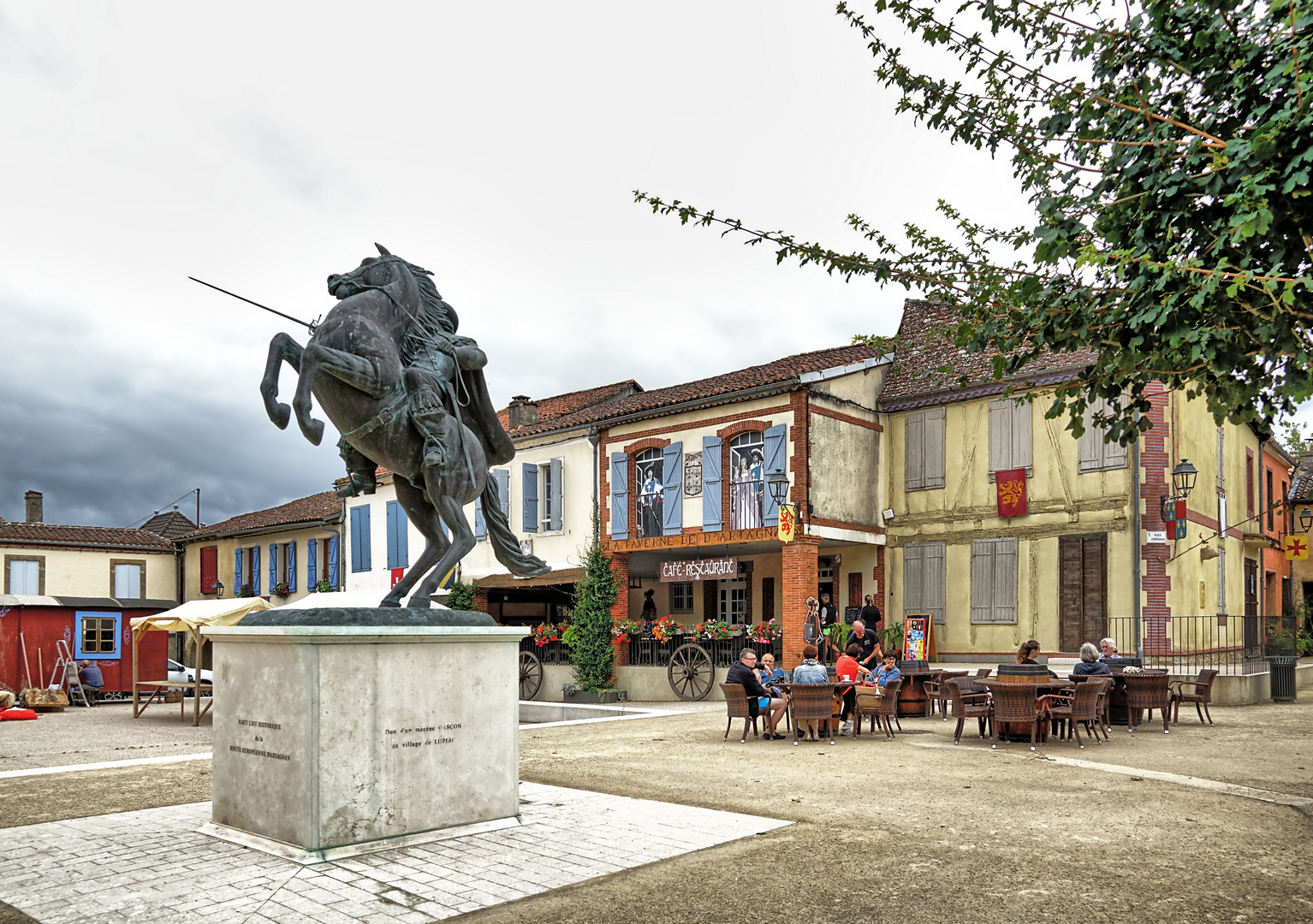 Lupiac-Marktplatz mit D'Artagnanstatue