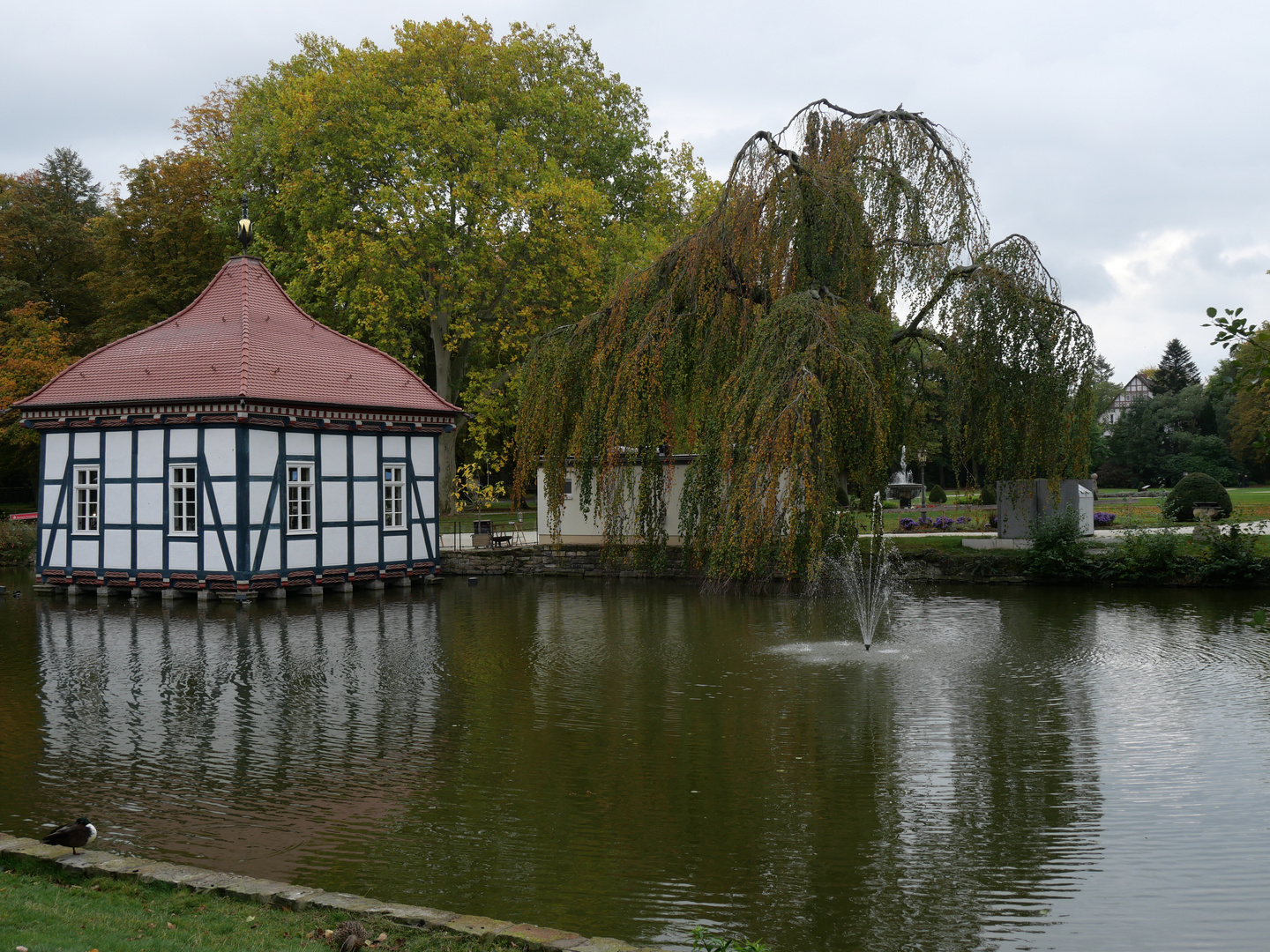 Lusthaus über dem Wasser im Schlosspark