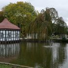Lusthaus über dem Wasser im Schlosspark