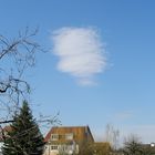 Lustige einsame Wolke in der blauen Himmelspracht