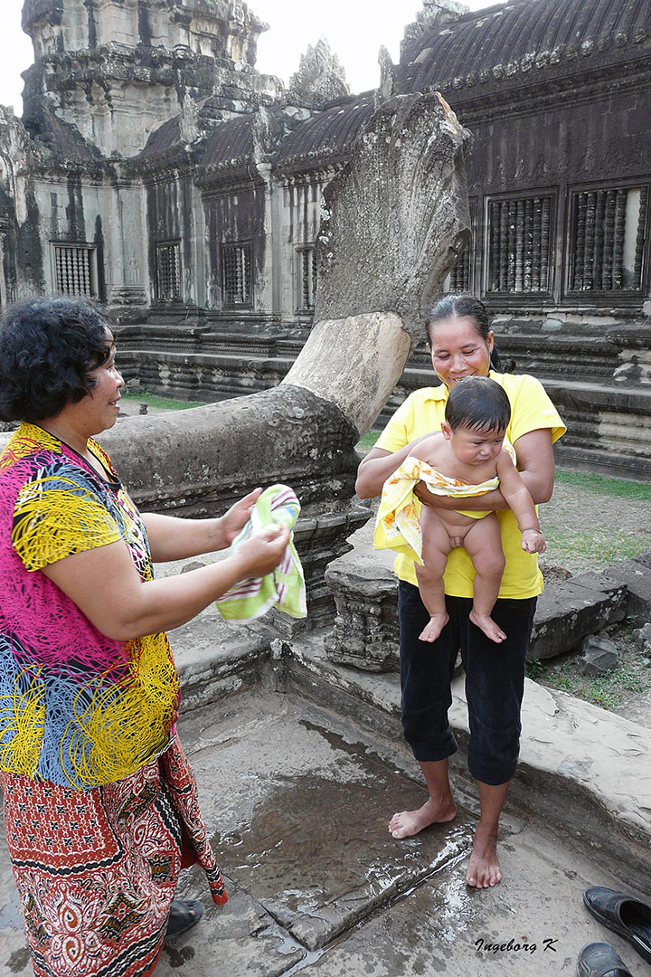 Lustige Szene in einer Tempelanlage - Angkor-Wat