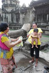 Lustige Szene in einer Tempelanlage - Angkor-Wat