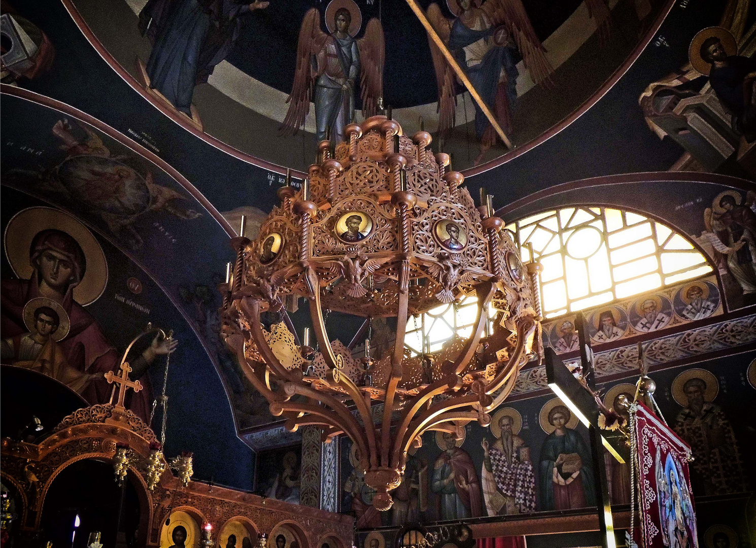 Lustre en bois au monastère d'Osios Patapios