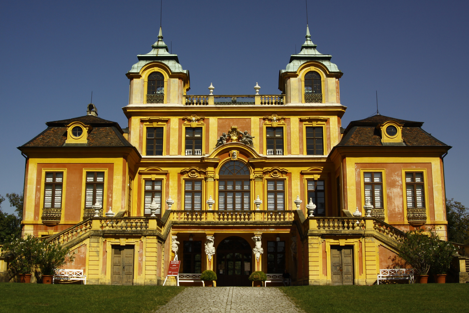 Lustschloss im Spätsommer