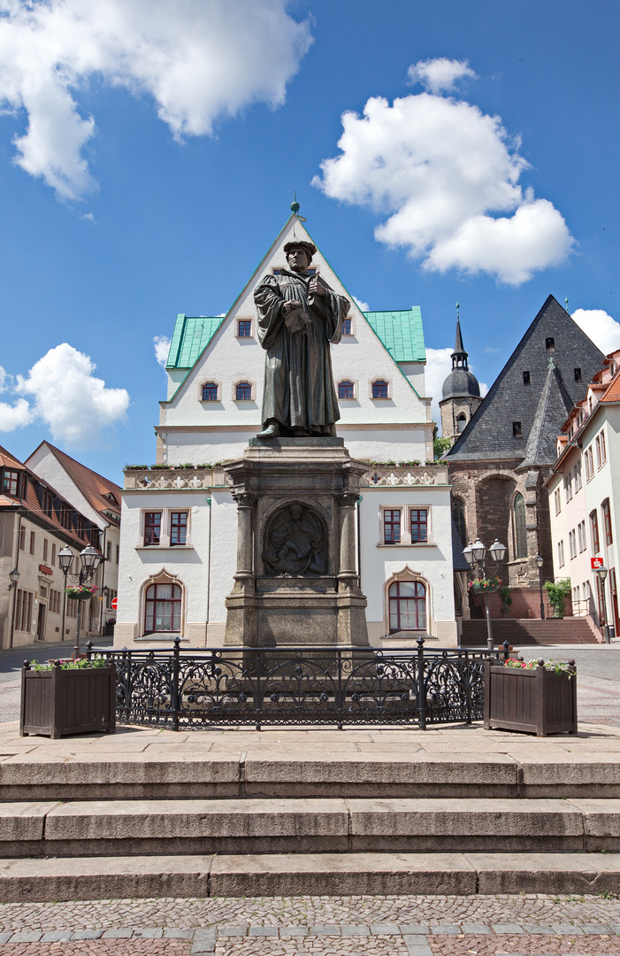 Luther-Denkmal auf dem Marktplatz von Eisleben