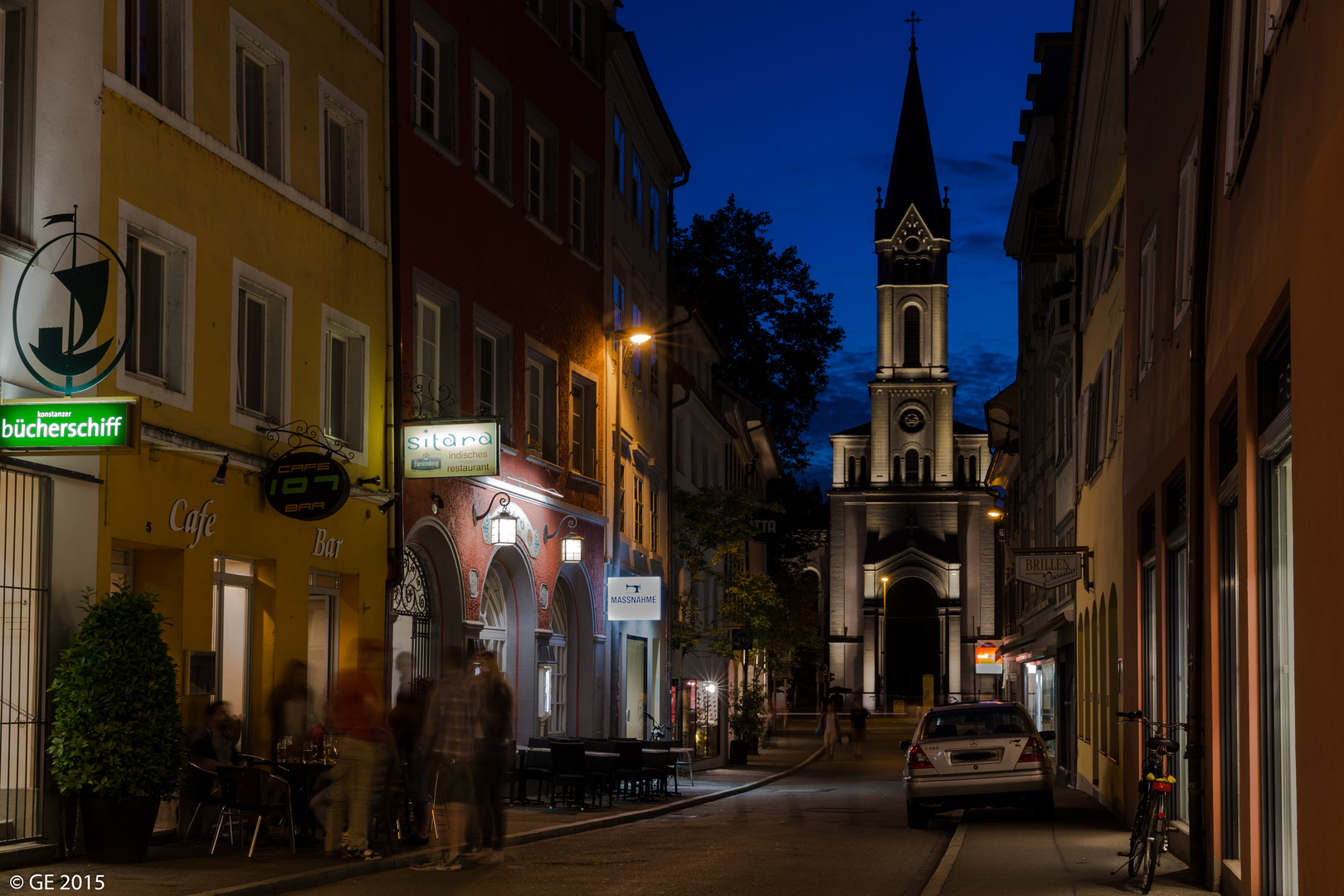 Lutherkirche und Paradiesstrasse Konstanz zur blauen Stunde