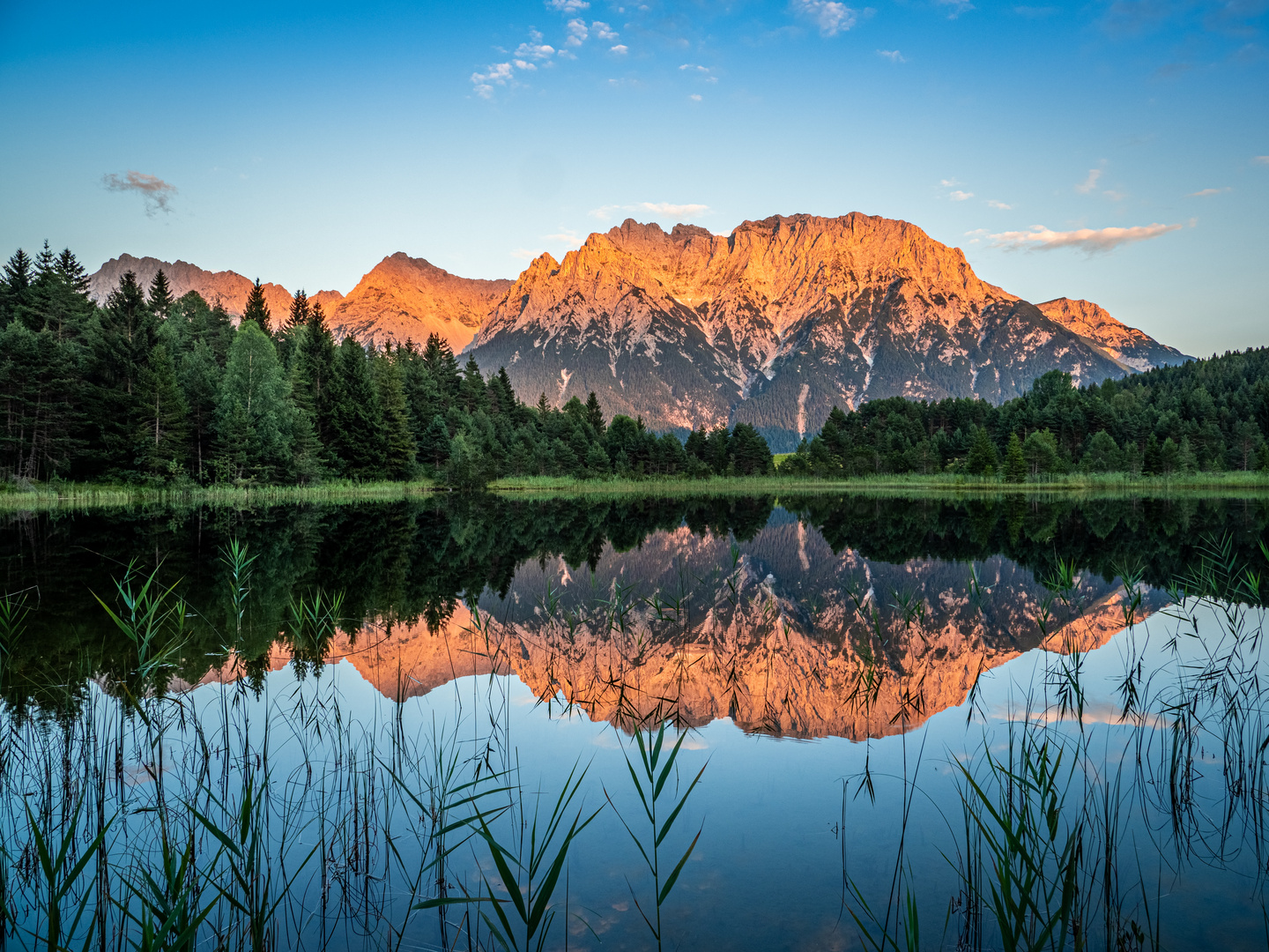 Luttensee zum Sonnenuntergang mit Alpenglühen am Karwendel