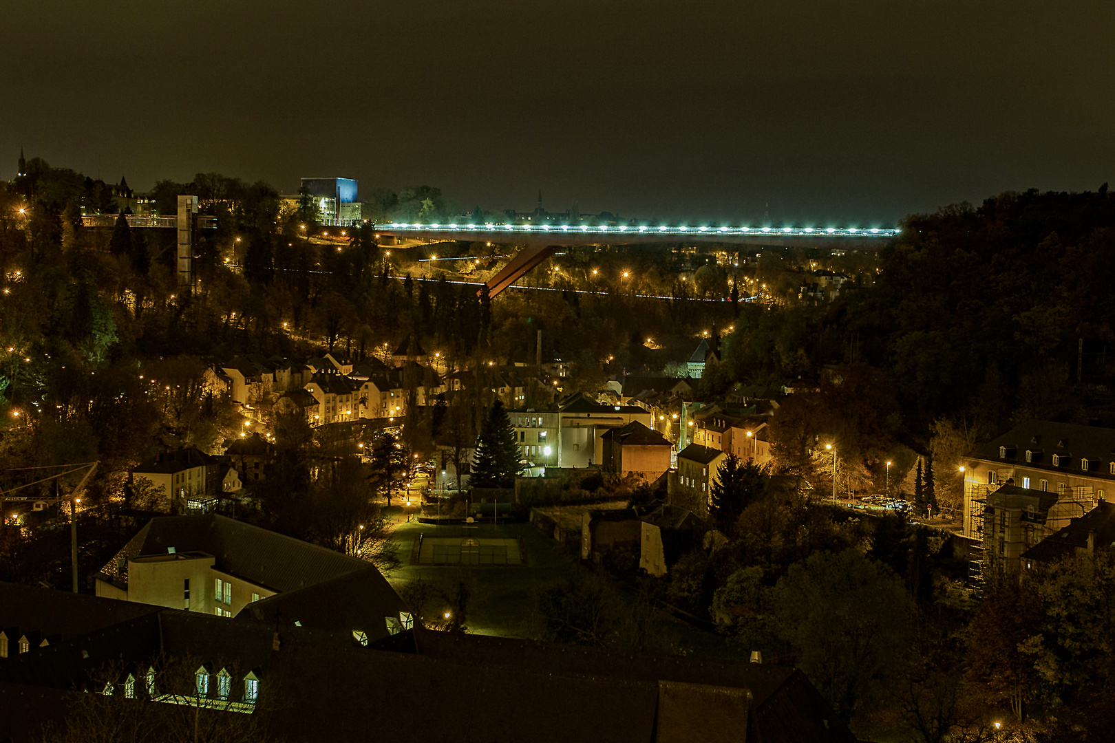 Luxembourg by Night Blick auf die rote Bruecke