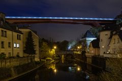 Luxembourg by Night Blick von der Altstadt zur roten Bruecke