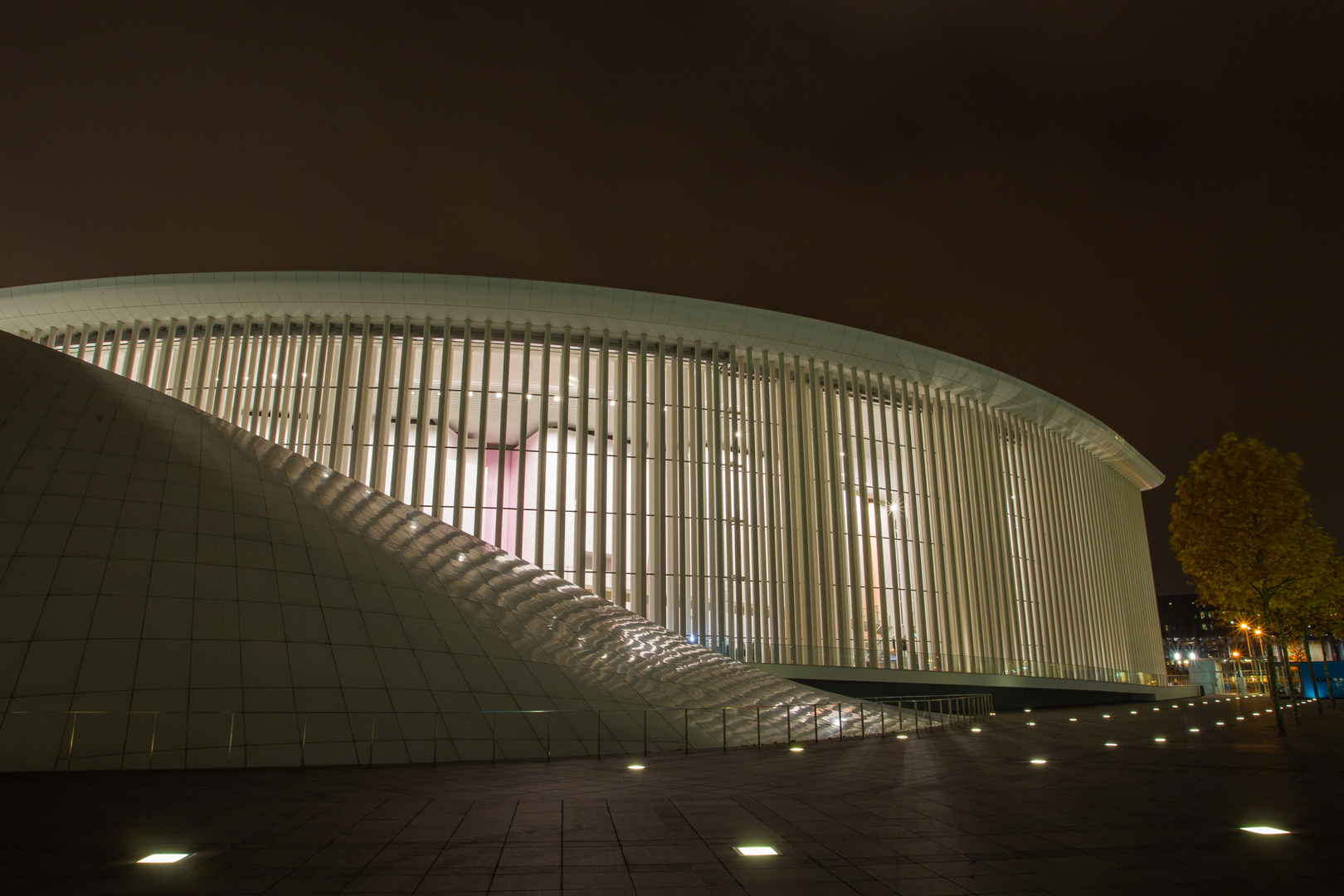 Luxembourg by Night der Kirchberg die Philharmonie seitlich