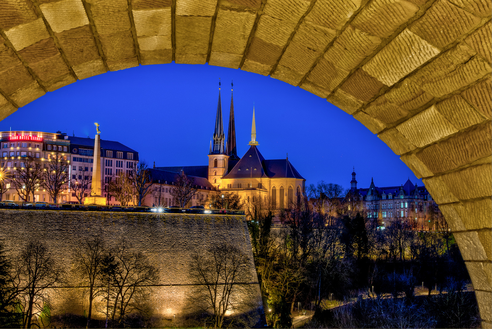 Luxemburg Stadt, die Kathedrale abends