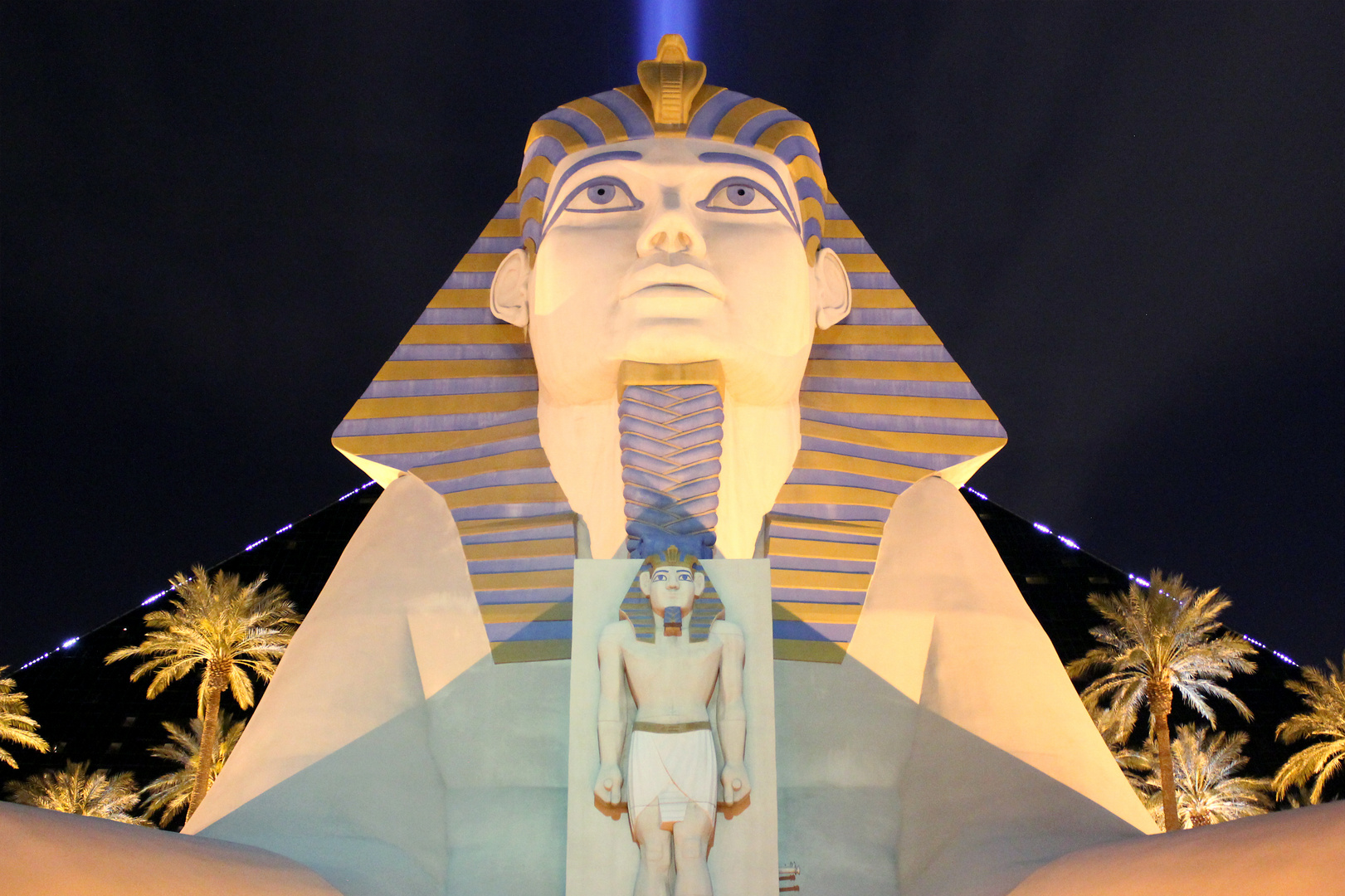 Luxor bei Nacht