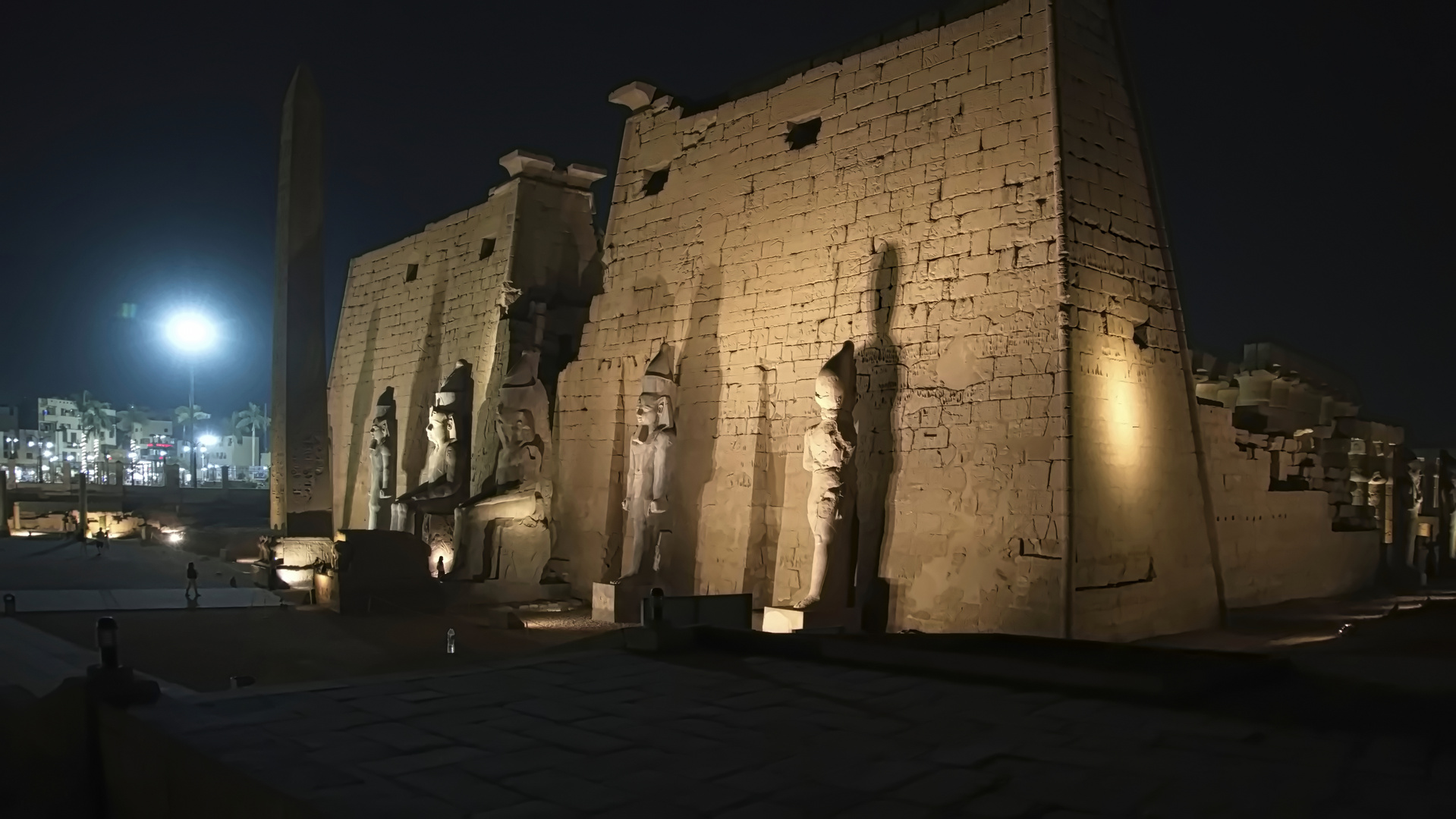 Luxor bei Nacht