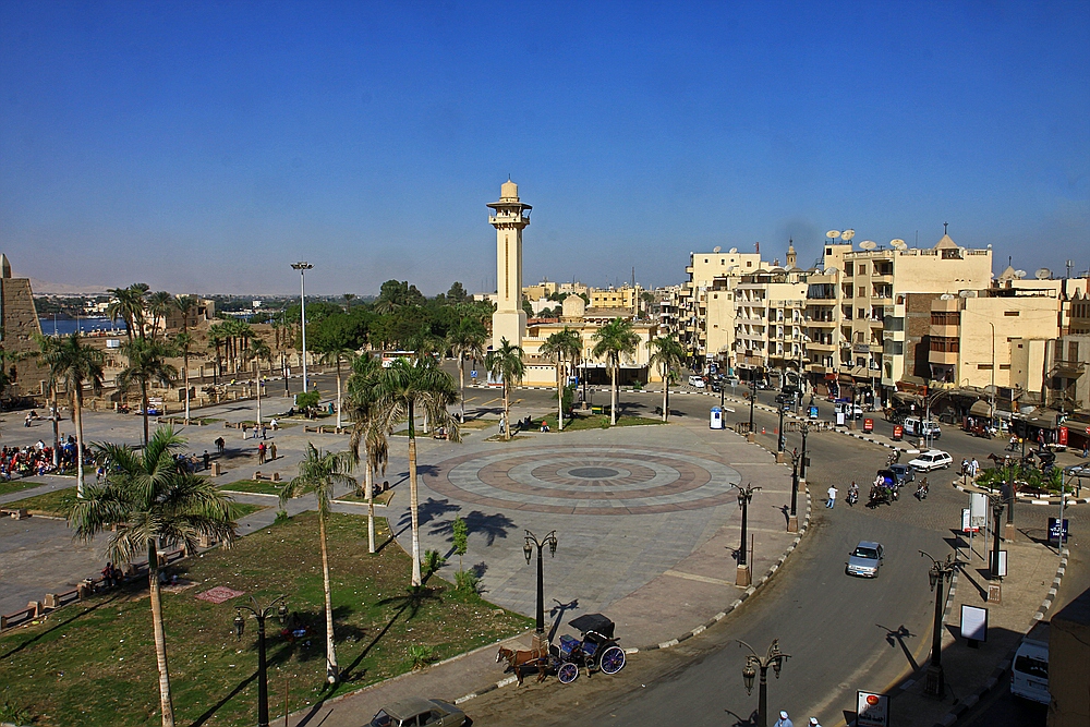 Luxor - Blick auf das rege Leben vor dem Luxortempel.