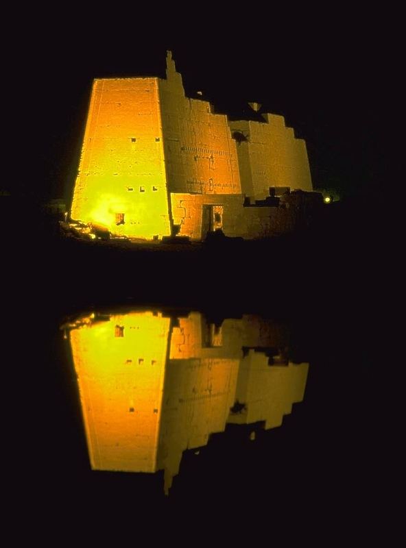 Luxor Tempel spiegelt sich im See