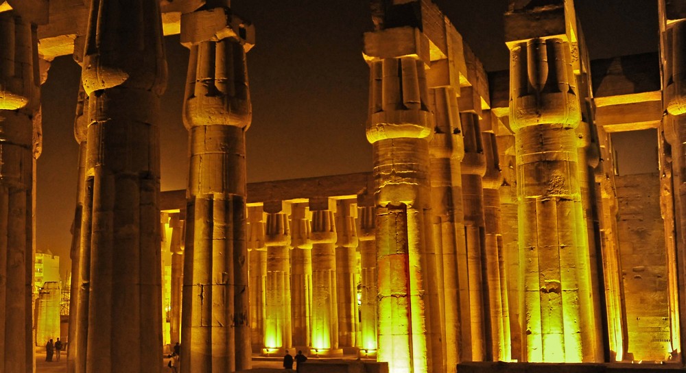 LUXORTEMPEL BY NIGHT