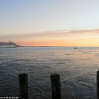 Luxuskreuzfahrtschiff auf der Elbe