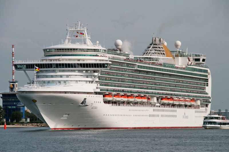 Luxusliner verlässt den Hafen von Warnemünde