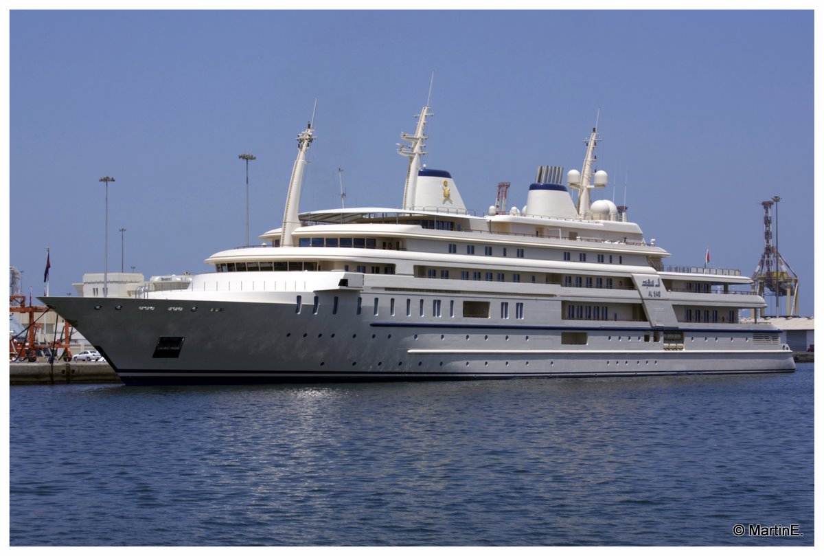 luxusyacht vor triest