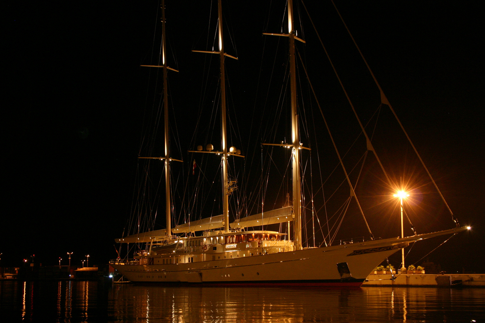 Luxusyacht in Papeete