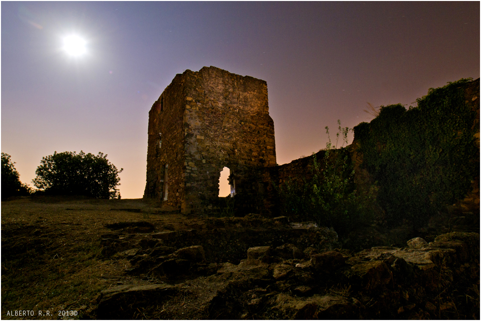 Luz de luna en ruinas