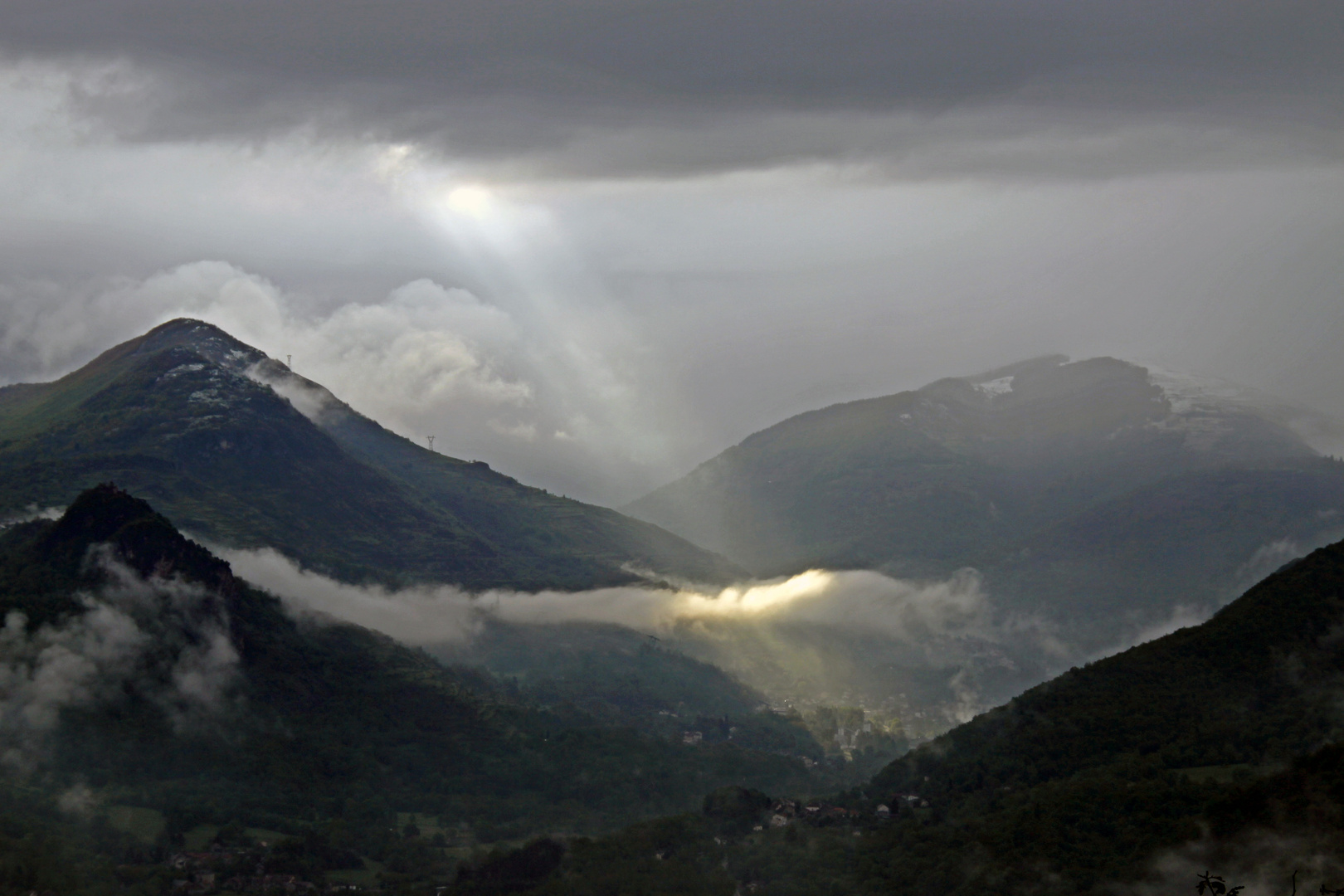 LUZENAC (09.ARIEGE)par temp de pluie sous un rayon de soleil