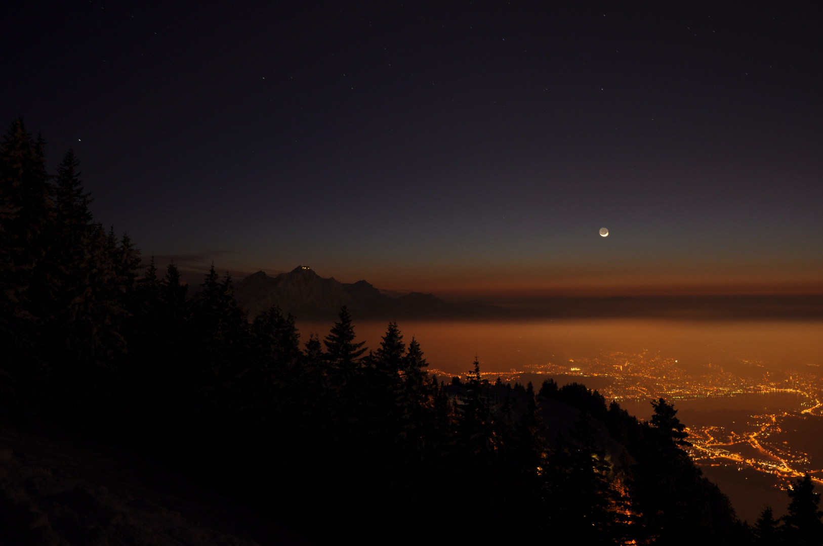 Luzern am Abend mit Hausberg Pilatus