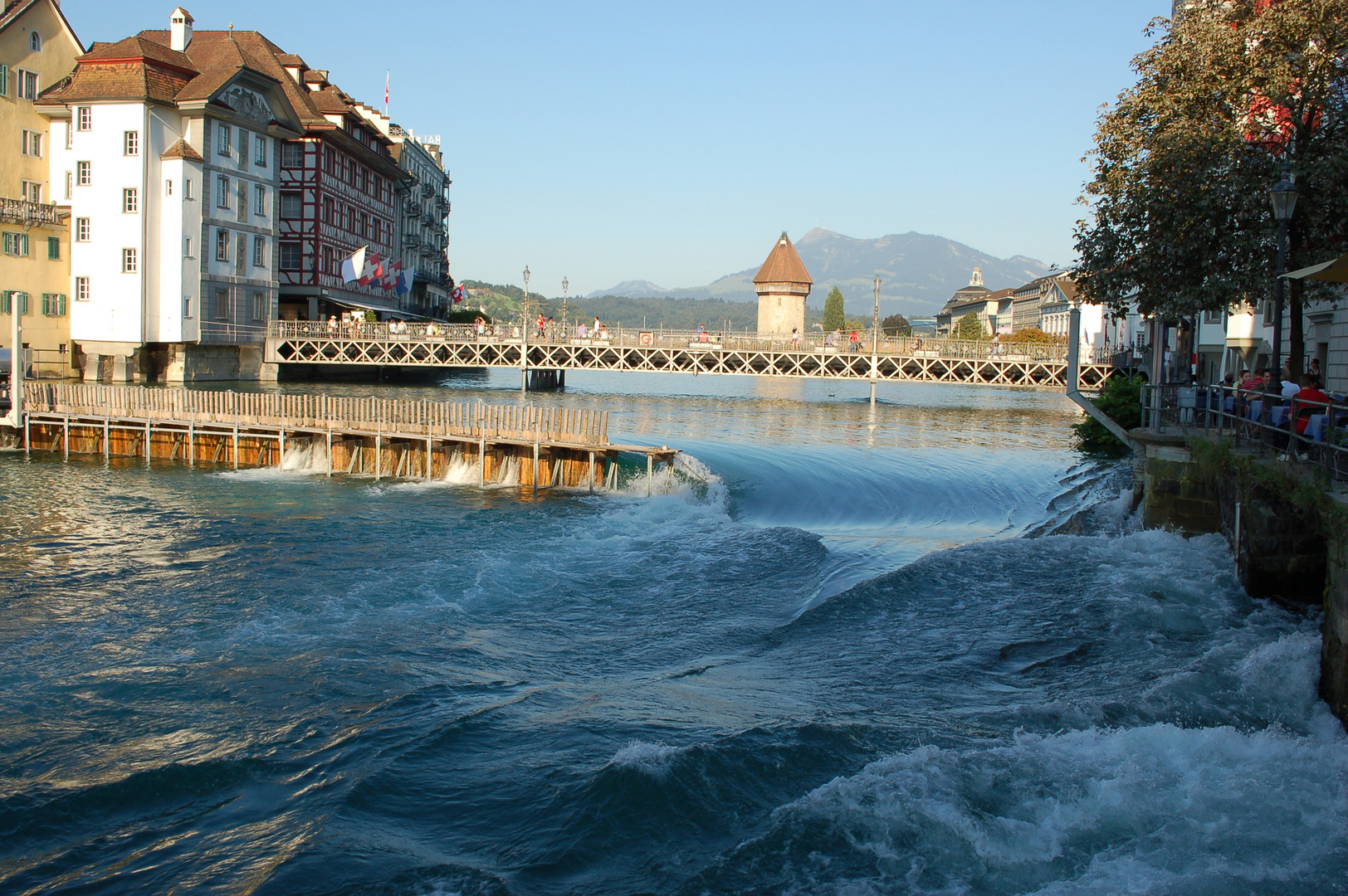 Luzern am Vierwaldstätter See vom Fluss Reuss mit Kapellbrücke im Hintergrund (2011)