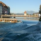 Luzern am Vierwaldstätter See vom Fluss Reuss mit Kapellbrücke im Hintergrund (2011)