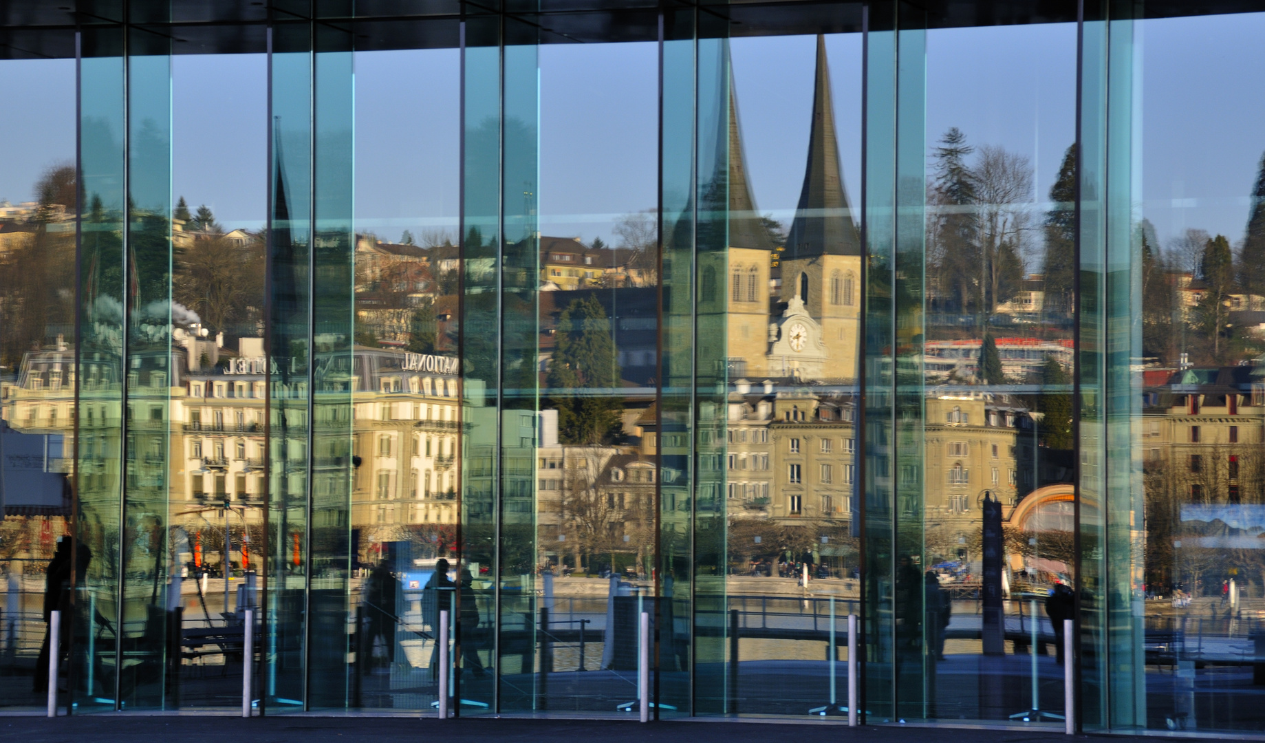 Luzern, gespiegelt in den Glasscheiben des KKL